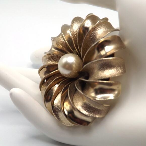 Vintage Gold Flower Faux Pearl Brooch, Texture Smooth Petals Mid Century, 2 1/4" - Picture 7 of 10